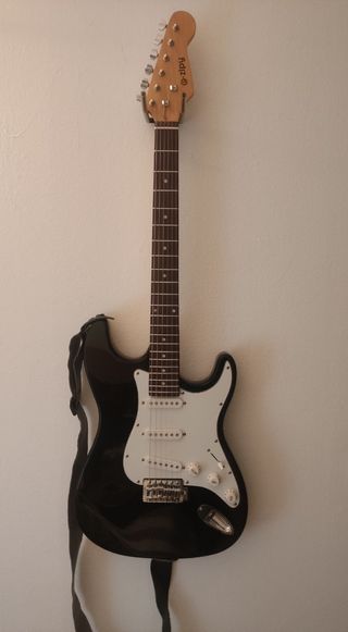 Guitarra eléctrica Zipy de segunda mano por 45 EUR en Barcelona en WALLAPOP
