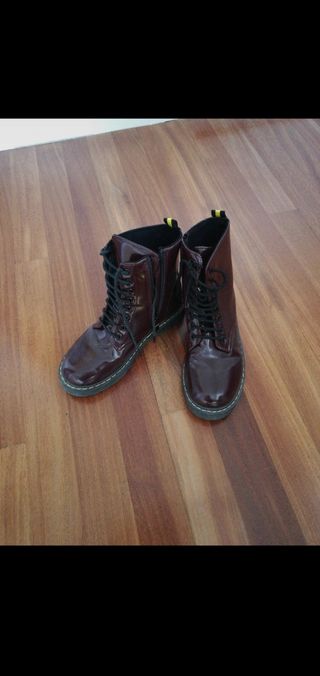 Botas militares burdeos charol de segunda mano por 12 EUR en Samano en  WALLAPOP