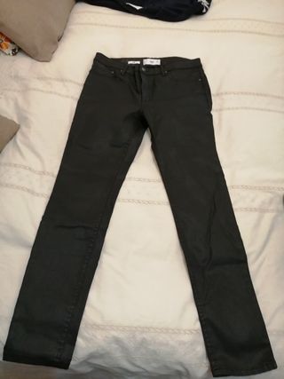 Pantalón polipiel Mango de segunda mano por 10 EUR en Carcaixent en WALLAPOP