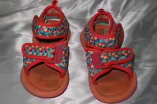 Sandalias Decathlon Niña Talla 26 de segunda mano por 1,5 EUR en Badalona  en WALLAPOP