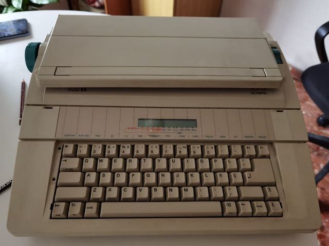 Macchina da scrivere AEG.