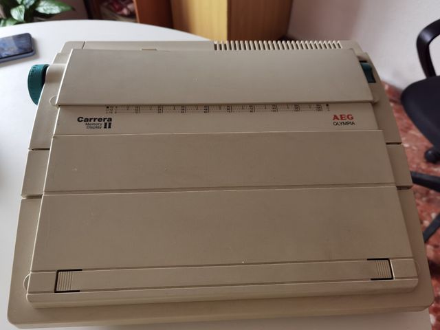 Macchina da scrivere AEG.