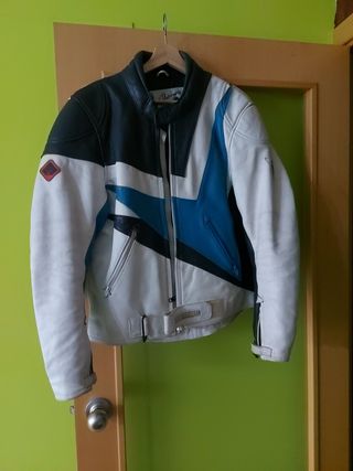 Chaqueta cuero moto de segunda mano por 60 EUR en Terrassa en WALLAPOP