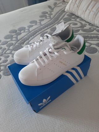 Zapatillas Adidas nuevas Stan Smith 38 y medio de segunda mano por 35 EUR  en Fuente Alamo en WALLAPOP