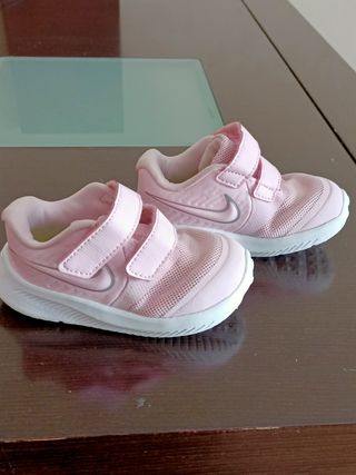Zapatillas niña Nike número 21 de segunda mano por 15 EUR en Parla en  WALLAPOP