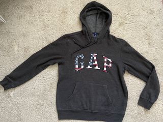 Sudadera hombre XS, Gap gris con logo bandera USA de segunda mano por 8 EUR  en Santander en WALLAPOP