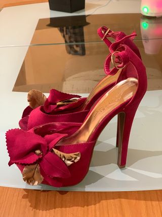 Zapatos de tacón número 35 de segunda mano por 4 EUR en Águilas en WALLAPOP