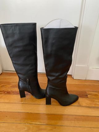 Botas negras Zara tacón de segunda mano por 30 EUR en Madrid en WALLAPOP