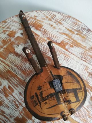 INSTRUMENTO MUSICAL Africano 6 cuerdas de segunda mano por 15 EUR en  Barcelona en WALLAPOP