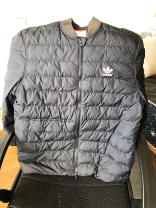 Chaqueta plumas Adidas de segunda mano por 15 EUR en Villanueva de la  Cañada en WALLAPOP