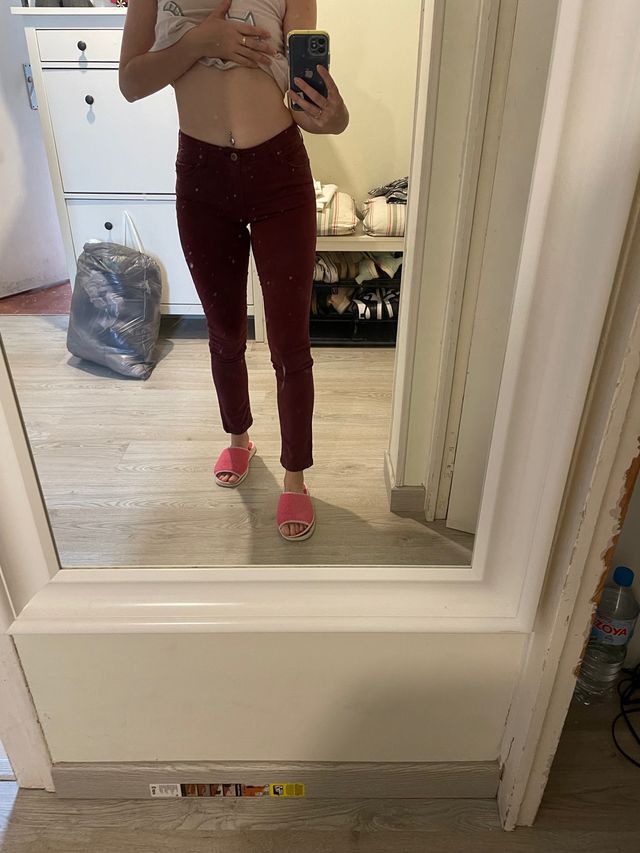 Pantalón color burdeos del Massimo Dutti