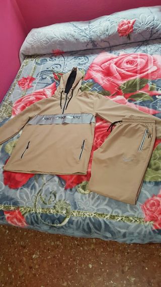Chándal Nike reflextante color crema de segunda mano por 40 EUR en Paterna  en WALLAPOP