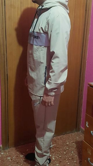 Chándal Nike reflextante color crema de segunda mano por 40 EUR en Paterna  en WALLAPOP