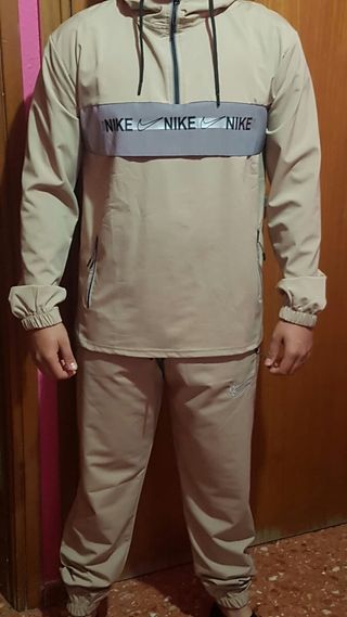 Chándal Nike reflextante color crema de segunda mano por 40 EUR en Paterna  en WALLAPOP
