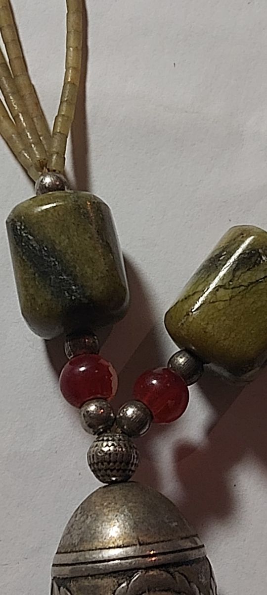 collar artisano muy bueno