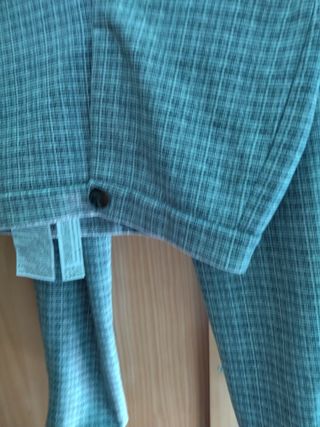 Pantalón de mujer ZARA de segunda mano por 17 EUR en Ferrol en WALLAPOP