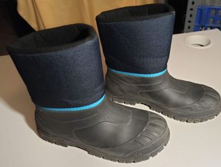 BOTAS AGUA QUECHUA de segunda mano por 5 EUR en Alhaurín de la Torre en  WALLAPOP