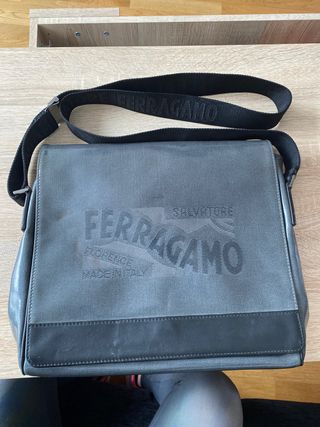 Bolso de Hombre de Salvatore Ferragamo de segunda mano por 500 EUR en  Madrid en WALLAPOP