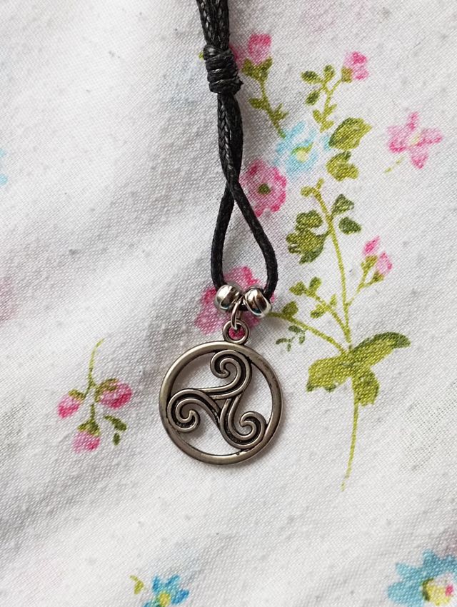 Colgante celta triskel