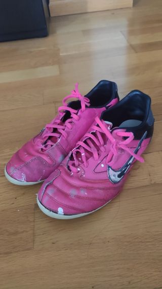 Nike futbol sala rosas de segunda mano por 2,5 EUR en Zaragoza en WALLAPOP