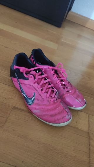 Nike futbol sala rosas de segunda mano por 2,5 EUR en Zaragoza en WALLAPOP