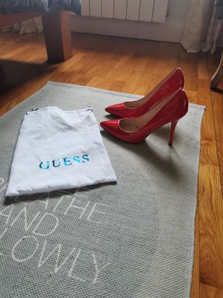 Zapatos charol rojo Marca Guess t.38 de segunda mano por 75 EUR en  Donostia-San Sebastián en WALLAPOP