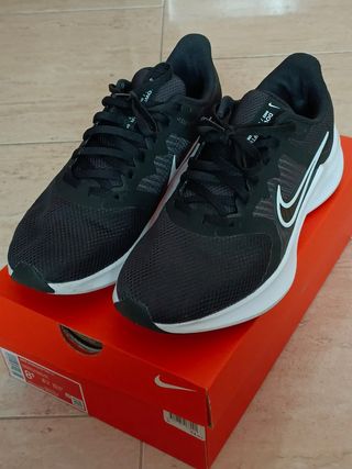 Zapatillas Nike hombre talla 42 de segunda mano por 45 EUR en Brunete en  WALLAPOP