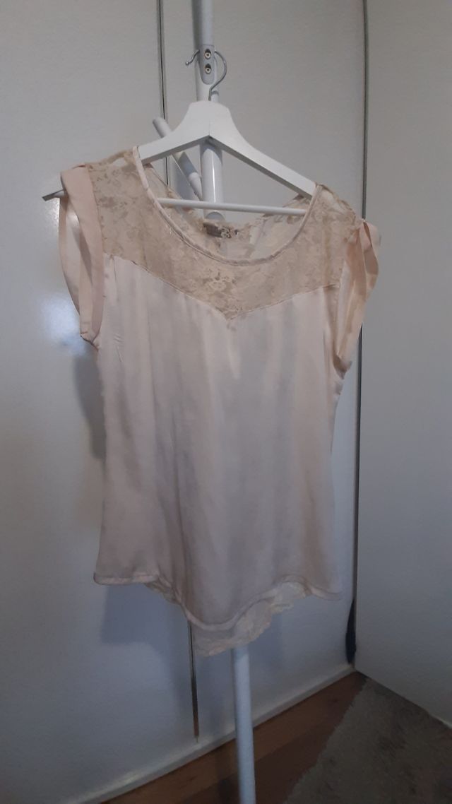 camiseta de seda y encaje color crudo