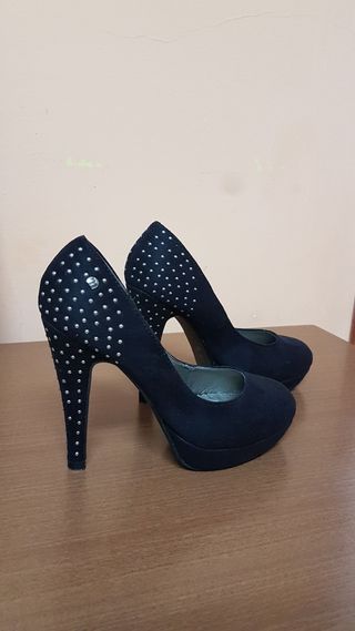 Tacones negros Mustang de segunda mano por 15 EUR en La Solana en WALLAPOP