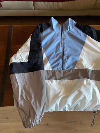 Sudadera reflectante de Pull and Bear de segunda mano por 12 EUR en Madrid  en WALLAPOP