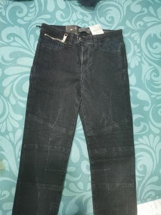 Pantalon guess talla 26 de segunda mano por 25 EUR en Palencia en WALLAPOP
