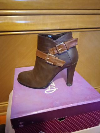 Botines marrones con hebillas. de segunda mano por 13 EUR en Alcorcón en  WALLAPOP
