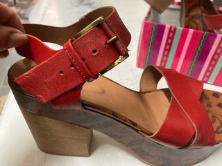 Sandalias rojas Zapato de segunda mano por 15 EUR en Barcelona en WALLAPOP