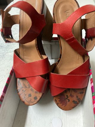 Sandalias rojas Zapato de segunda mano por 15 EUR en Barcelona en WALLAPOP
