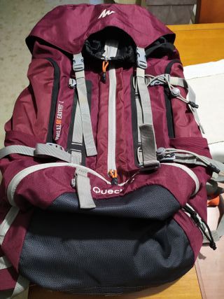 Mochila Montaña mujer 50L de segunda mano por 65 EUR en Santa Cruz del  Retamar en WALLAPOP