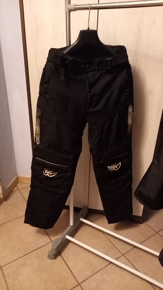 Pantaloni da moto Berik seconda mano per 100 EUR su Cunardo su WALLAPOP