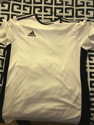 Camiseta Adidas falsa blanca y negra de segunda mano por 10 EUR en Madrid  en WALLAPOP