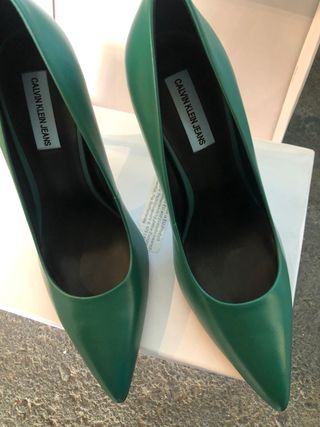 Zapatos de salón verde botella de segunda mano por 48 EUR en Badalona en  WALLAPOP
