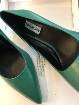 Zapatos de salón verde botella de segunda mano por 48 EUR en Badalona en  WALLAPOP