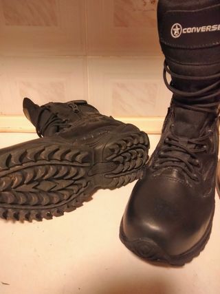 Botas tácticas converse de segunda mano por 80 EUR en Ronda en WALLAPOP