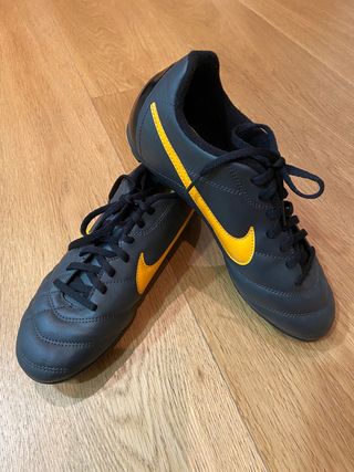 Botas de fútbol Nike de niño con tacos, talla 37,5 de segunda mano por 20  EUR en Alcázar de San Juan en WALLAPOP