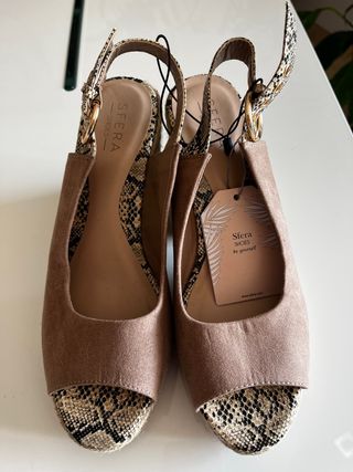 Sandalias de cuña marca Sfera número 38 de segunda mano por 13 EUR en  Barcelona en WALLAPOP