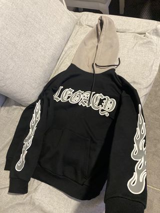 Sudadera negra y blanca pull and bear de segunda mano por 20 EUR en  L\\'Hospitalet de Llobregat en WALLAPOP