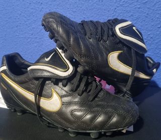 Botas futbol nike talla 39 de segunda mano por 35 EUR en Valencia en  WALLAPOP