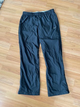Pantalón chándal Nike tipo chubasquero de segunda mano por 20 EUR en  Badalona en WALLAPOP