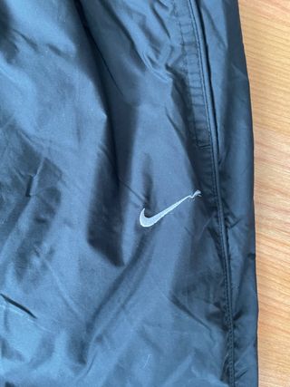 Pantalón chándal Nike tipo chubasquero de segunda mano por 20 EUR en  Badalona en WALLAPOP