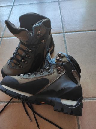 Botas de montaña mujer quechua de segunda mano por 25 EUR en Villamartín en  WALLAPOP