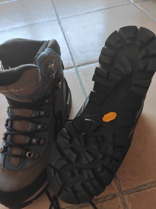 Botas de montaña mujer quechua de segunda mano por 25 EUR en Villamartín en  WALLAPOP
