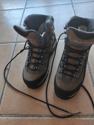 Botas de montaña mujer quechua de segunda mano por 25 EUR en Villamartín en  WALLAPOP