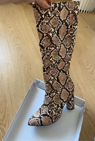 Botas altas estampado serpiente talla 38 nuevas de segunda mano por 35 EUR  en Alcalá de Henares en WALLAPOP